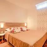 Appartamento Laurus-3 By Interhome *