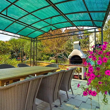 Laurus-3 By Interhome Apartman Lovran