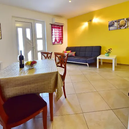 Laurus-3 By Interhome Apartman