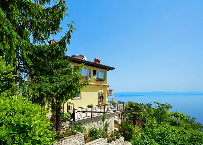 Laurus-3 By Interhome Lovran