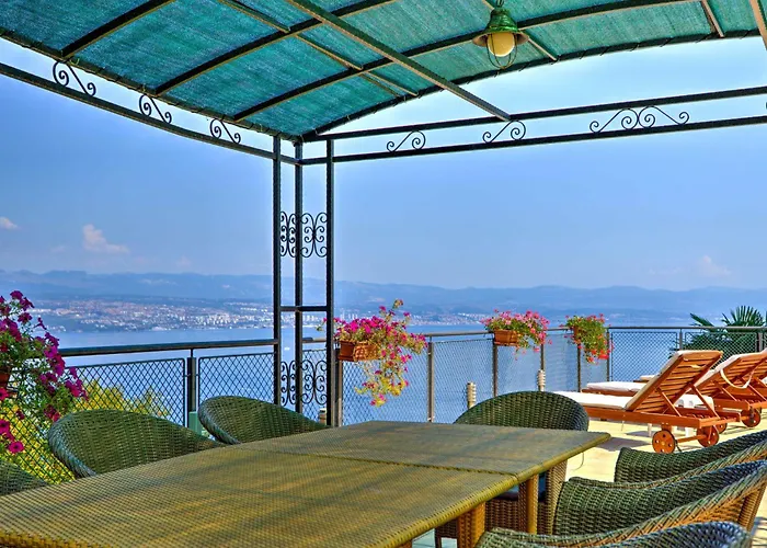 Laurus-3 By Interhome Apartman Lovran