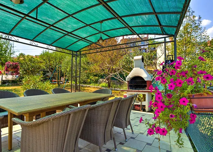 Laurus-3 By Interhome Apartman Lovran